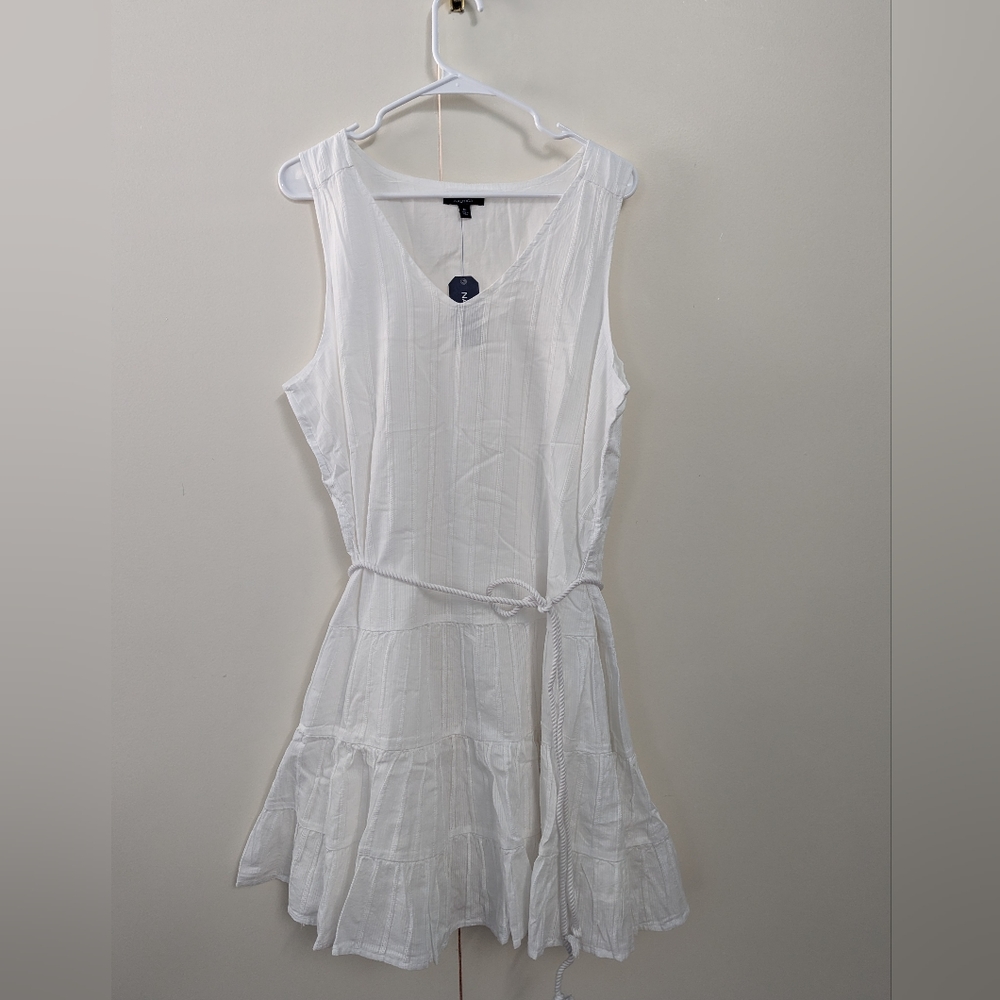 Textured v-neck sleeveless dress
